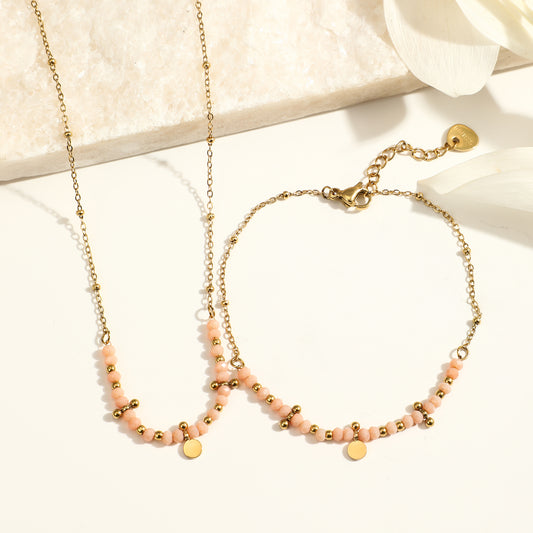 Collier chaîne dorée avec pierres roses et pendentif rond