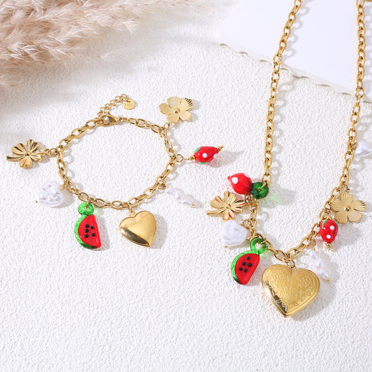 Bracelet chaîne dorée avec breloques cœur et pastèque