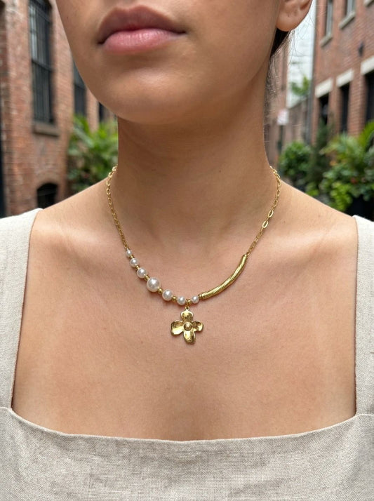 Collier Chaîne Dorée Fleur Raffinée Avec Perles Blanches
