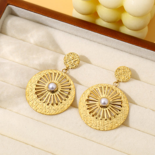 Boucles d'oreilles dorées pendantes avec perle