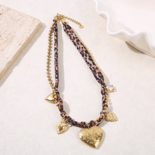 Collier billes dorées tissu léopard et charms cœurs grand cœur ouvrant