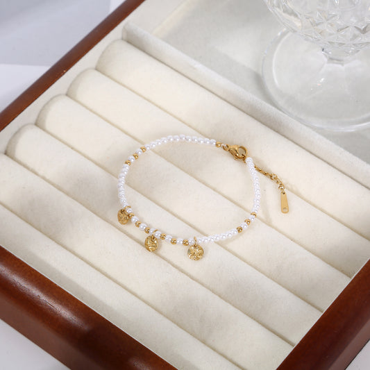 Bracelet doré perles et perles dorées avec pendentifs ronds martelés