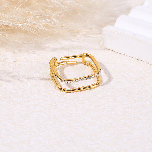 Bague dorée ajustable carrée avec une branche ornée de mini strass ronds et une lisse