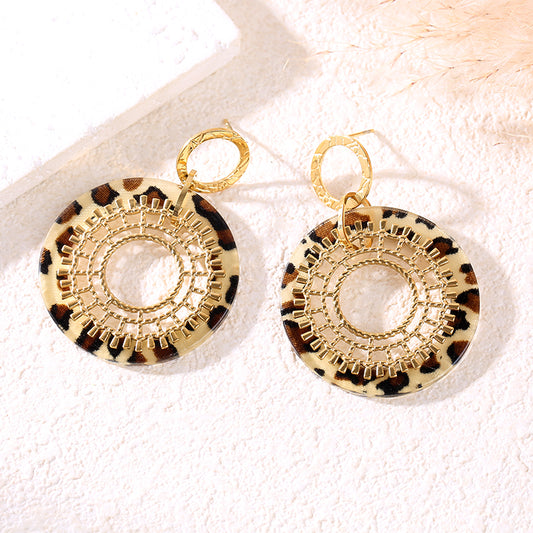 Boucles d'oreilles pendantes dorées anneaux texturés et disques motif léopard ajourés