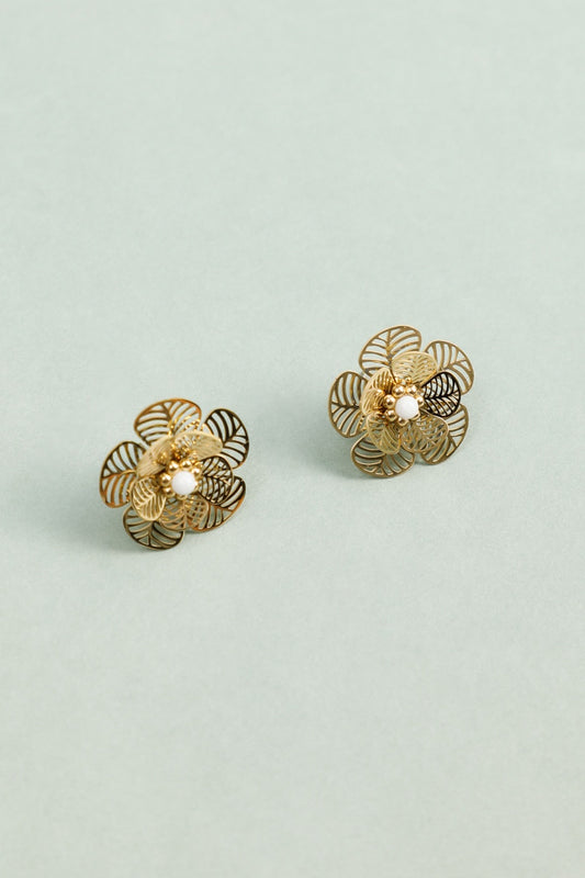 Boucles d'Oreilles Dorées Pétales de Fleurs Ajourées et Pierre Centrale