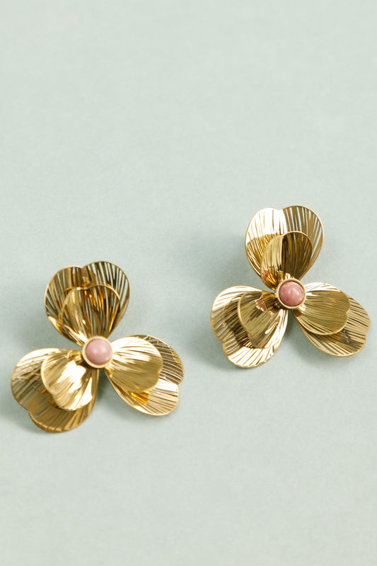 Boucles d'Oreilles Dorées Fleur Sculptée Avec Pierre
