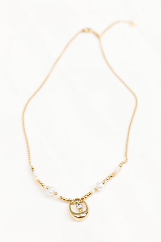 Collier Chaîne Dorée Perles Blanches et Pendentif Anneau Avec Strass