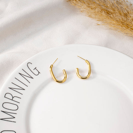 Les boucles d'oreilles dorées : un bijou fantaisie indémodable