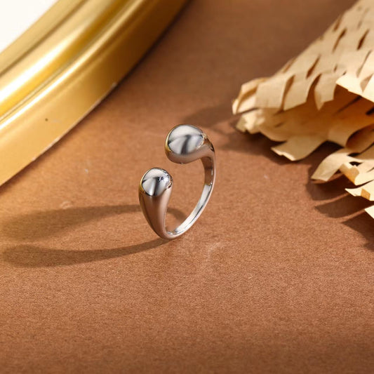 Bague Argentée Ouverte Devant Pointes En Gouttes