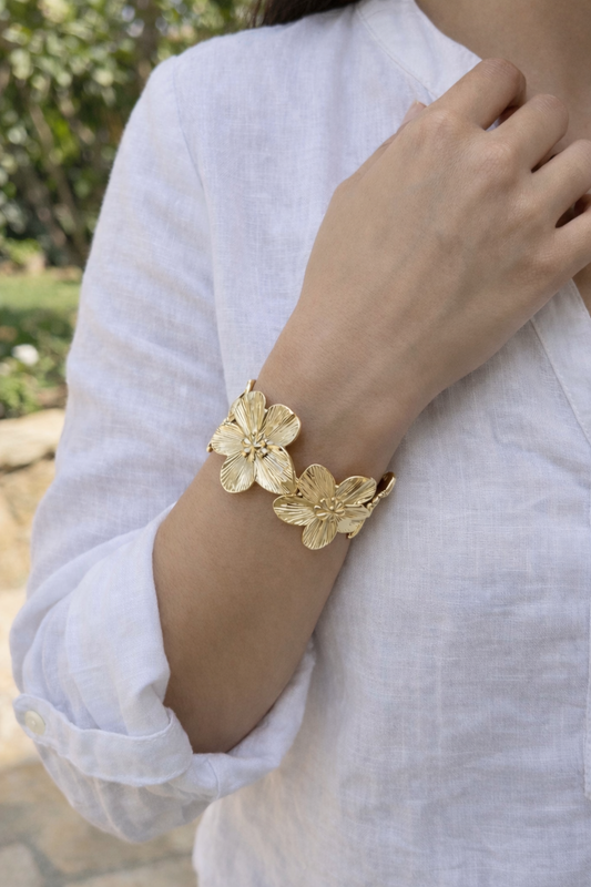 Bracelet manchette ouvert orné de cinq fleurs sculptées