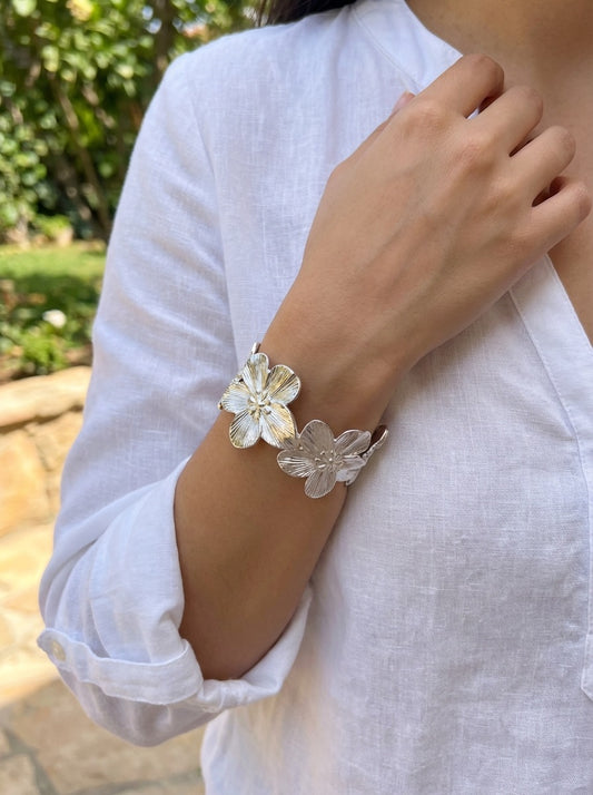 Bracelet manchette ouvert orné de cinq fleurs sculptées