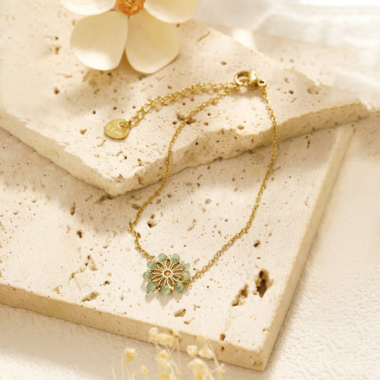 Bracelet chaîne dorée avec pierre des Indes orientales incrustée de fleurs