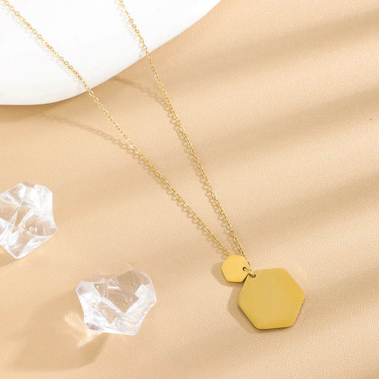 Collier chaîne dorée avec pendentifs hexagone à graver