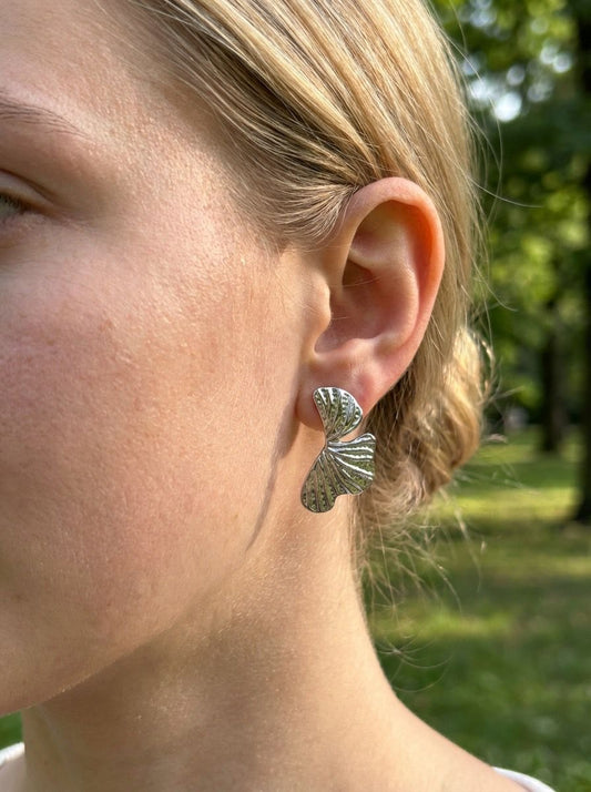 Boucles d'Oreilles Argentées Demi Fleur Aux Reliefs Délicats