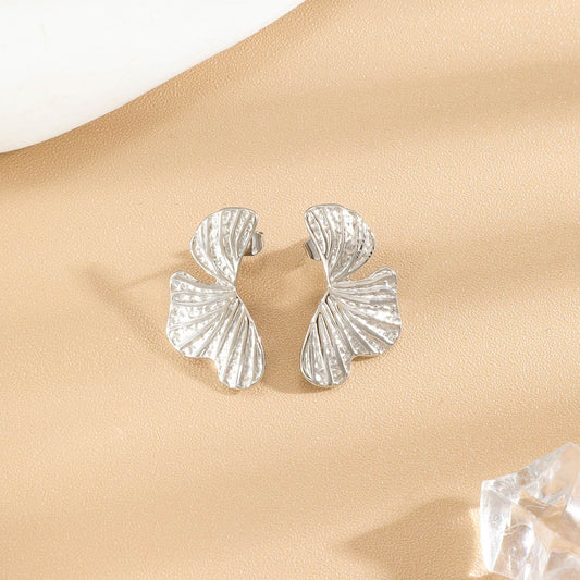 Boucles d'Oreilles Argentées Demi Fleur Aux Reliefs Délicats