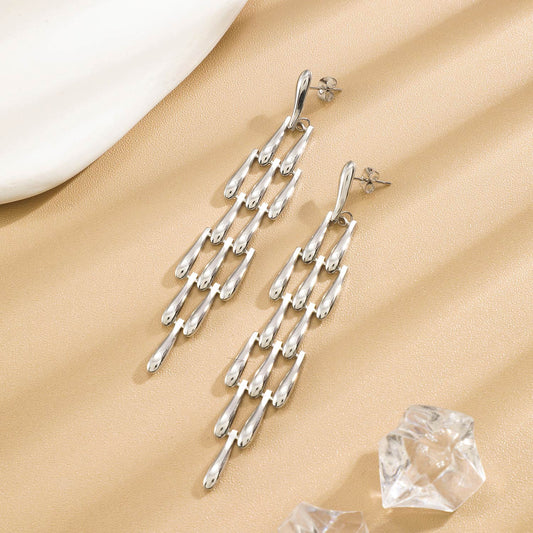 Boucles d'Oreilles Argentées Longues à Maillons Et Gouttes Élégantes