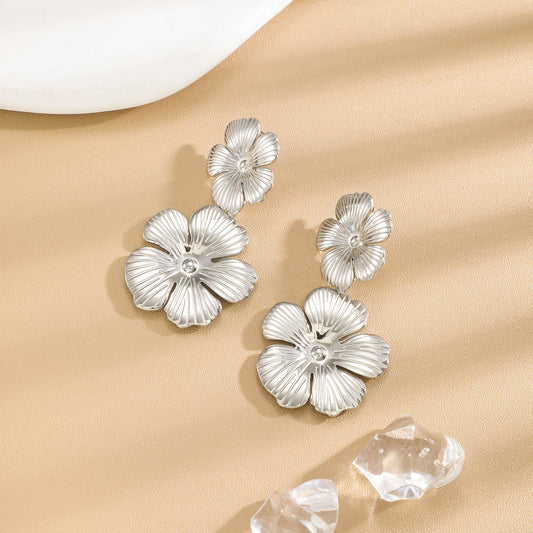 Boucles d'Oreilles Argentées Fleurs Superposées
