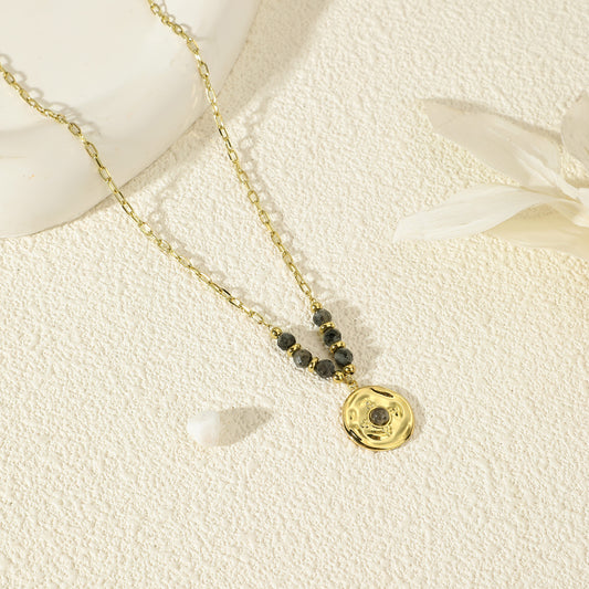 Collier Chaîne Dorée Pierre Grise Pampille Martelée