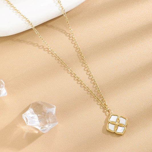 Collier Chaîne Fine Dorée Avec Fleur Nacre