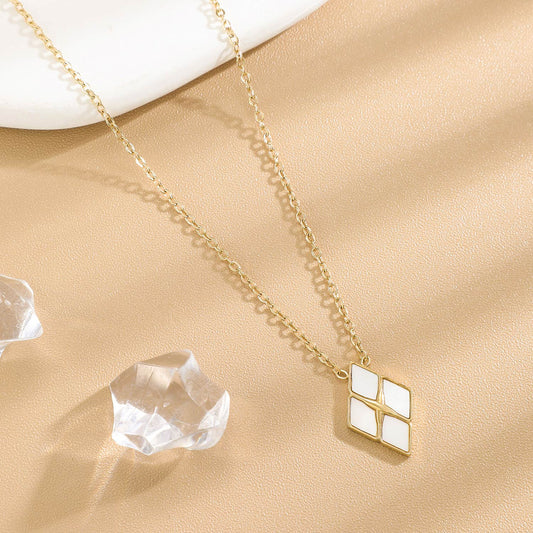 Collier Chaîne Fine Dorée Avec Losange Nacre