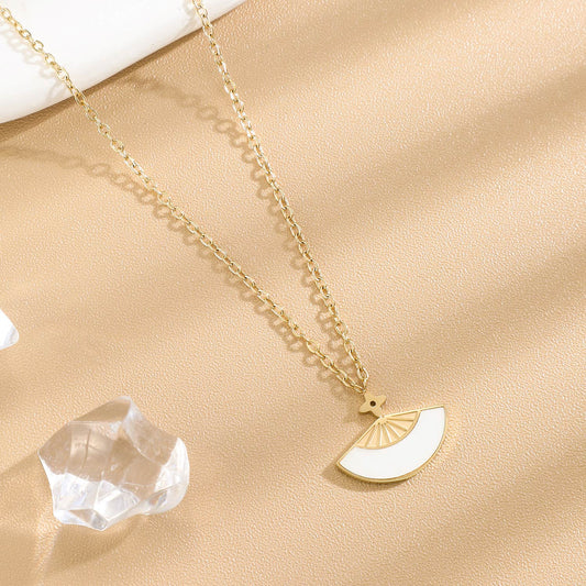 Collier Chaîne Fine Dorée Avec Éventail Nacre