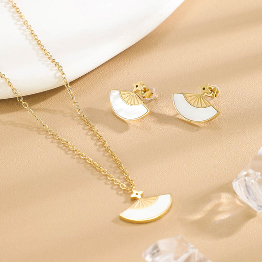 Collier Chaîne Fine Dorée Avec Éventail Nacre