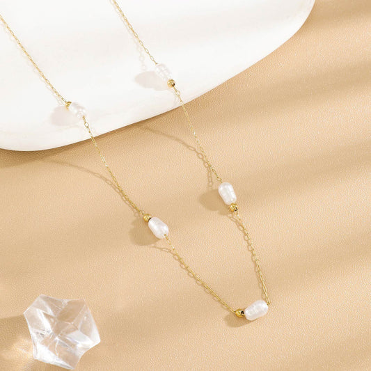Collier Chaîne Fine Dorée Avec 3 Perles Blanches