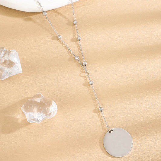 Collier Chaîne Fine Argentée Avec Perles Et Plaque Ronde Pendante À Graver en Y