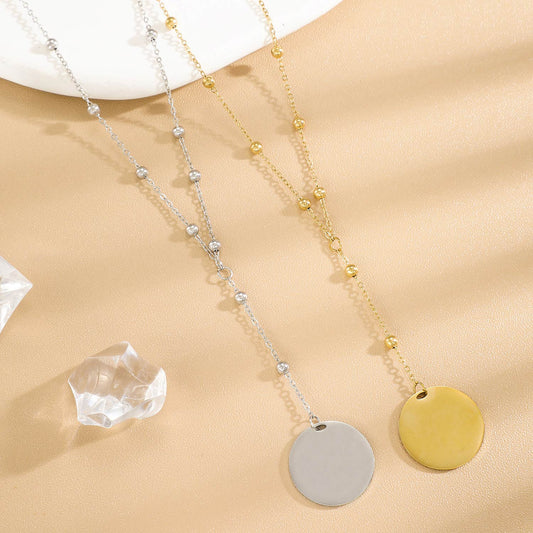 Collier Chaîne Fine Argentée Avec Perles Et Plaque Ronde Pendante À Graver en Y