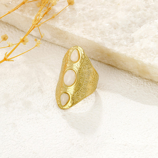 Bague dorée gravures et triple pierres de lune