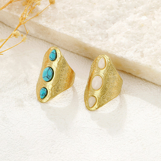 Bague dorée gravures et triple pierres de lune