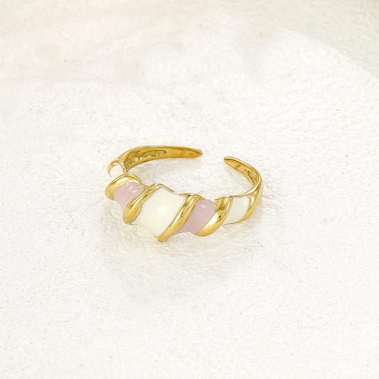 Bague dorée torsadée émaillée blanche et rose
