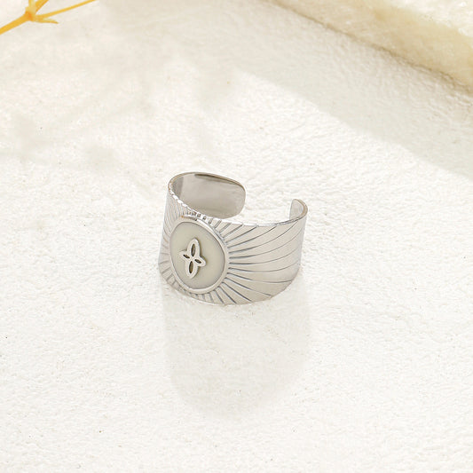 Bague Gravée Motif Fleur Et Effet Soleil