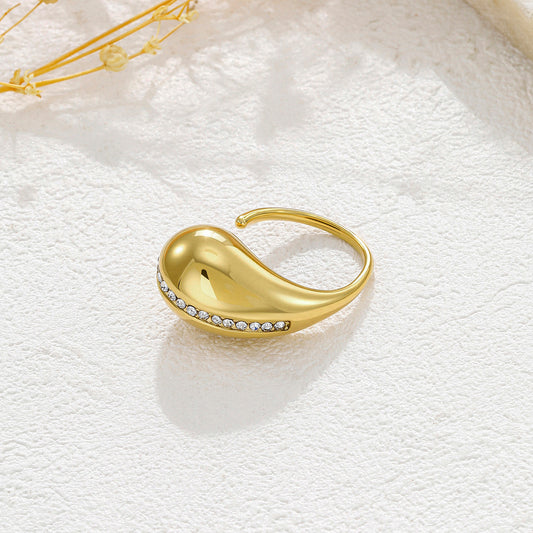 Bague dorée ajustable ouverte design organique bombé, ornée de strass