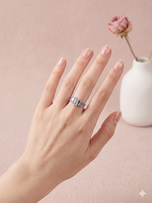 Bague ajustable fine 5 strass rectangulaires tailles différentes