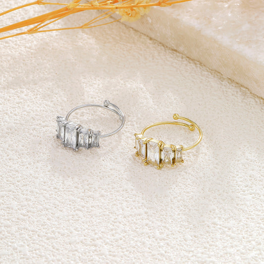 Bague dorée ajustable fine 5 strass rectangulaires tailles différentes