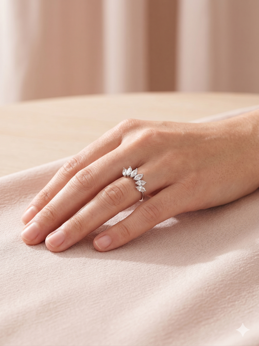 Bague argentée ajustable fine 6 strass pétales