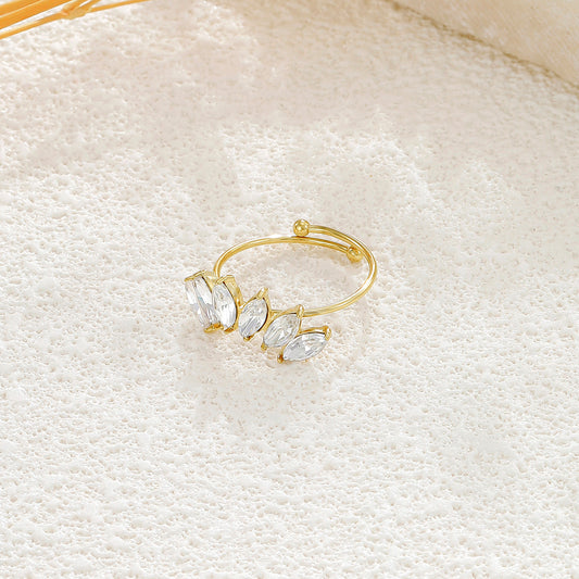 Bague dorée ajustable fine 6 strass pétales