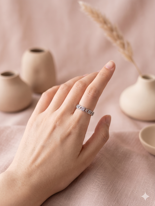 Bague argentée ajustable motif infini ajouré ornée de soleil et de strass