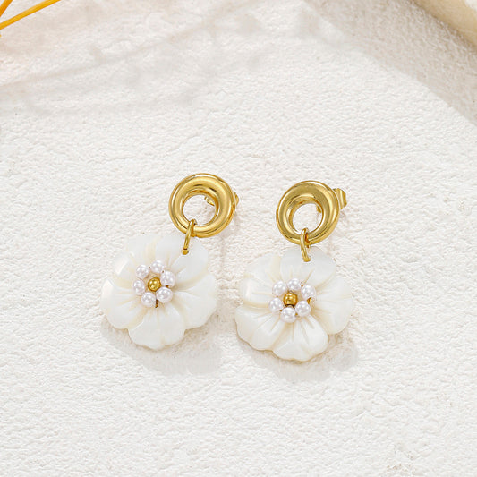 Boucles d'oreilles dorées avec fleurs blanches pendantes