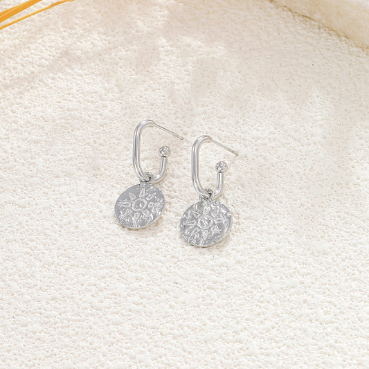 Boucles d'oreilles argentées anneaux ouverts pendentif soleil martelé