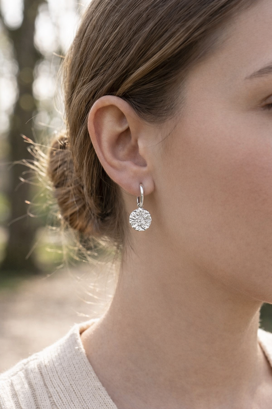 Boucles d'oreille anneaux ouverts pendentif soleil martelé