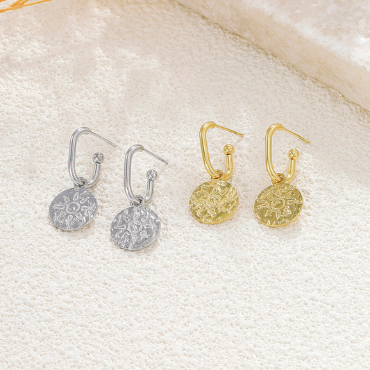 Boucles d'oreilles argentées anneaux ouverts pendentif soleil martelé