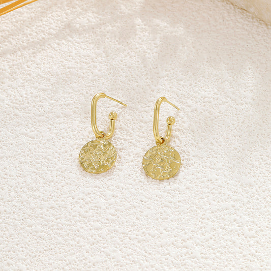 Boucles d'oreilles dorées anneaux ouverts pendentif soleil martelé