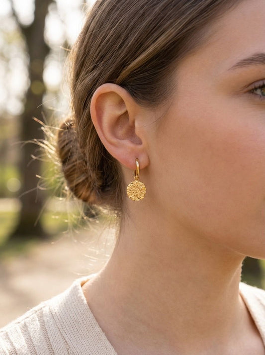 Boucles d'oreille anneaux ouverts pendentif soleil martelé