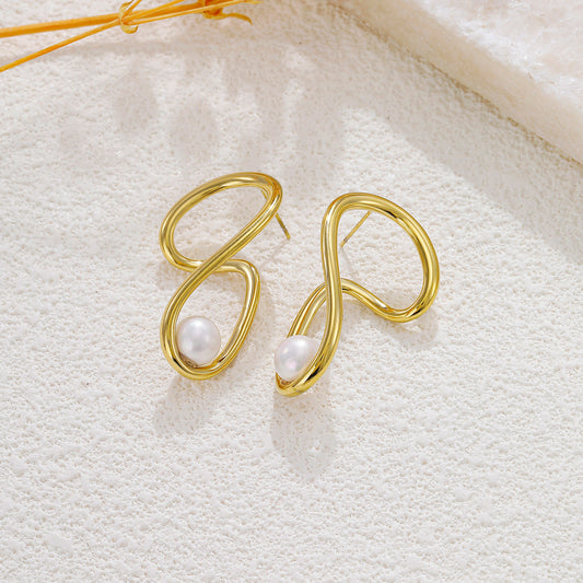 Boucles d’oreilles dorées asymétriques avec perle