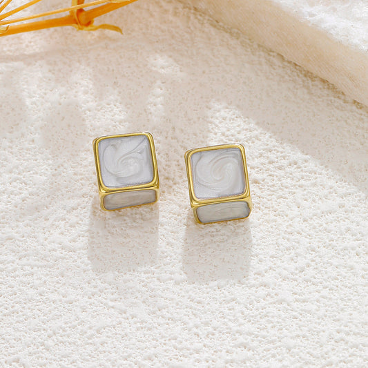 Boucles d'oreilles dorées clous cube effet nacre