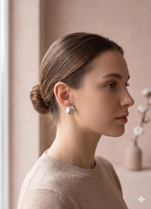 Boucles d'oreilles dorées clous cube effet nacre
