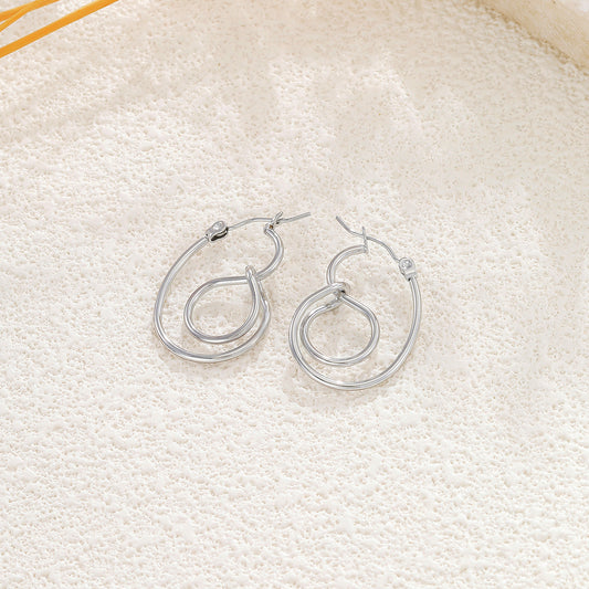 Boucles d’oreilles argentées à double anneau entrelacé