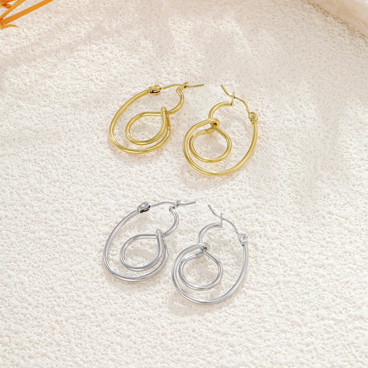 Boucles d’oreilles argentées à double anneau entrelacé